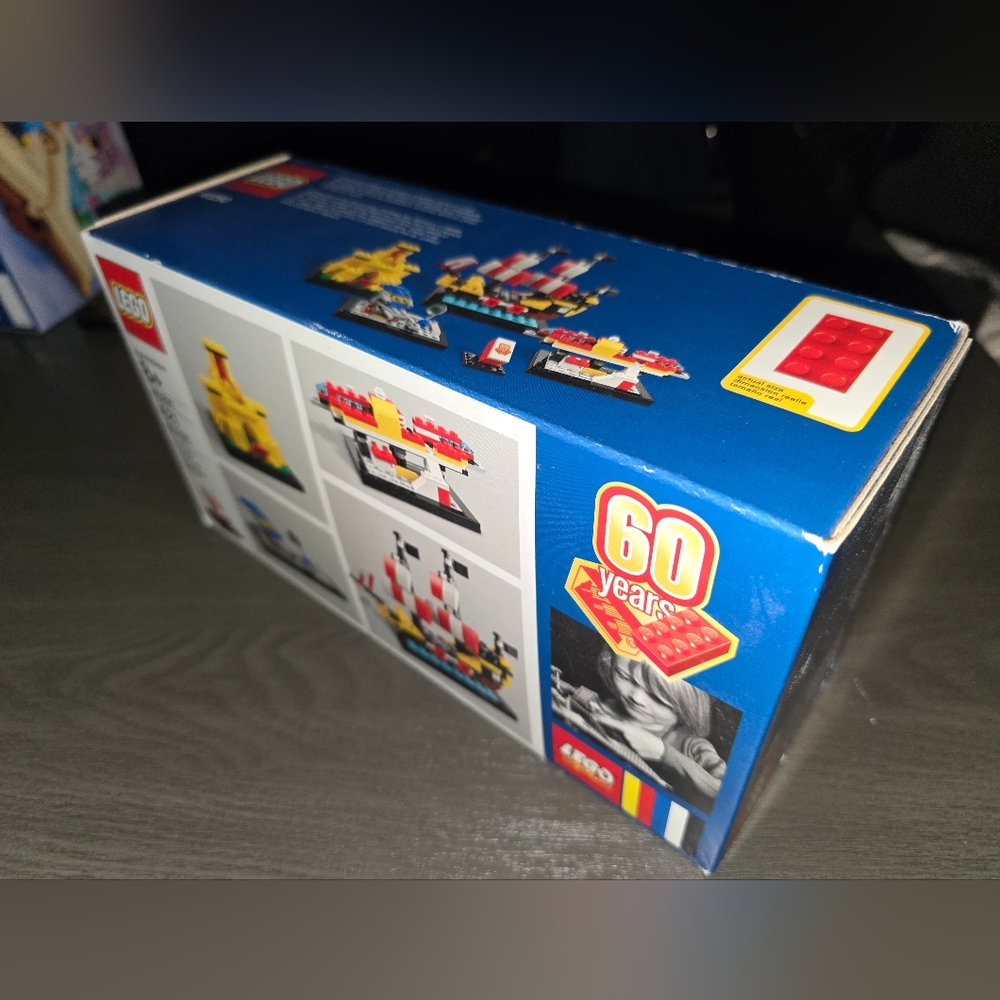 🕹NIB RARE 2018 LEGO 60 YEAR ANNIVERSARY SET, 421 PIECE SET - Picture 4 of 4